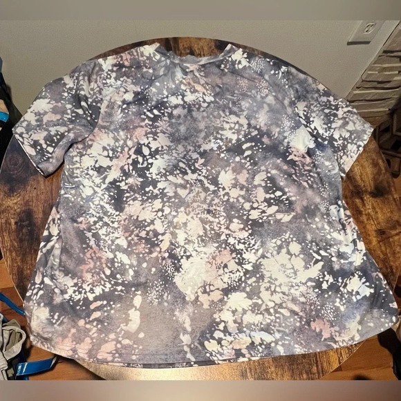 EMERY ROSE : ladies Yellowstone themed t-shirt. Size: 1XL - Picture 8 of 10